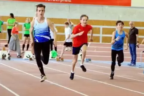 Moritz Maas (rotes Trikot) beim 60-Meter-Sprint.