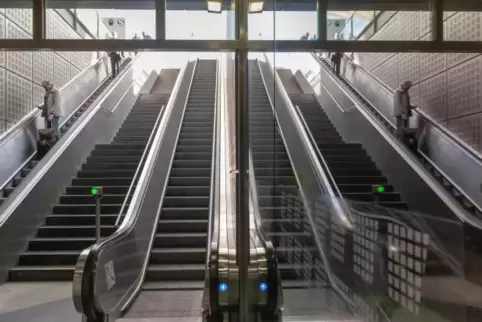 Rolltreppen am Flughafen München: Die Klägerin verletzte sich bei dem Sturz im November 2016 schwer. 