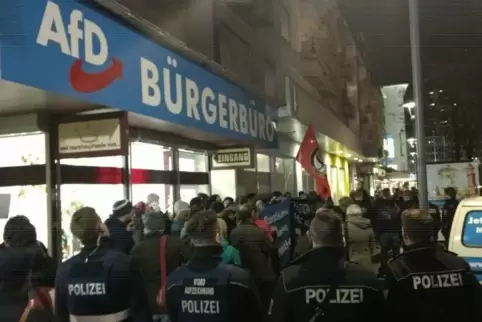 Polizeieinsatz vor dem AfD-Büro in der Ludwigstraße 20.