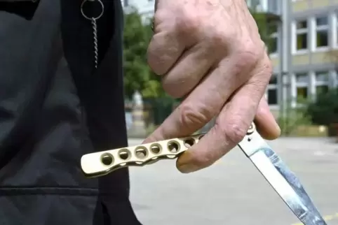 Der Besitz eines Butterfly-Messers ist verboten. Der 34-jährige Verurteilte führte eins mit sich.