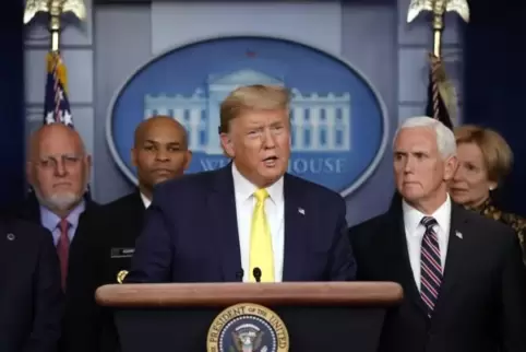 US-Präsident Trump hat das Thema Coronavirus weitgehend an seinen Vize Mike Pence (rechts im Bild) delegiert. Dieser koordiniert