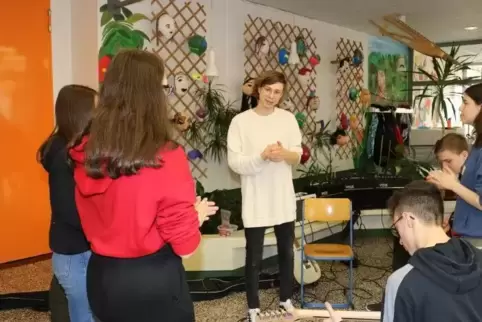 Student Tim Buskies (weißer Pullover) leitet im Workshop „Band“ die Gitarrengruppe. 