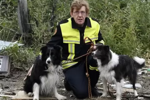 Lebende Personen aufzuspüren, das sei für Hund und Herrchen „wie ein Sechser im Lotto“, sagt Hans-Hubert Werling, hier mit den B