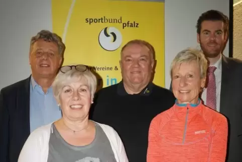 Von links: Ulrich Becker (Vizepräsident Sportbund Pfalz), Klaudia Dobras, Wilfried Heske, Karen Müller (Beauftragte für das Deut