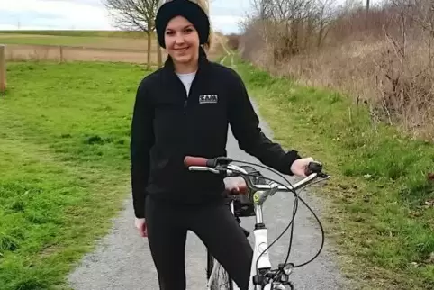 Fitnessprogramm für Hund und sein 28-jähriges „Frauchen“ durch die Felder rund um Bellheim: Vanessa Speier, die beim TV Bad Berg