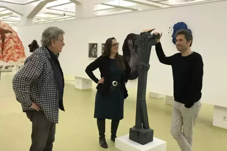 Die Ausstellung mit Werken der K&uuml;nstlerfamilie Deutsch (im Bild: Karl-Heinz, Alexandra und Haegar) im Herrenhof findet zwar stat