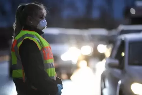 Mehr Kontrollen: Polizistin an der deutsch-französischen Grenze. 