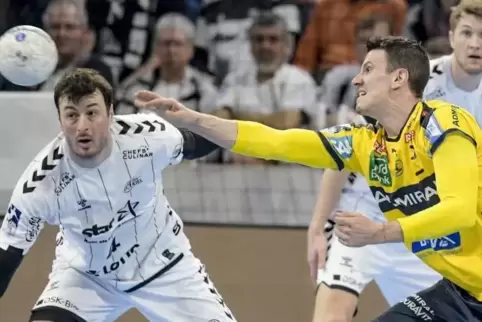 Kiels Domagoj Duvnjak (l-r), Andy Schmid von den Rhein-Neckar Löwen und Kiels Magnus Landin kämpfen um den Ball. 