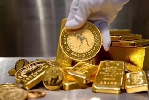  Besuch bei einem Goldhändler: Im Mittelpunkt eine 1000-Gramm-Goldmünze (genannt Nugget Känguru), hübsch garniert mit Münzen und