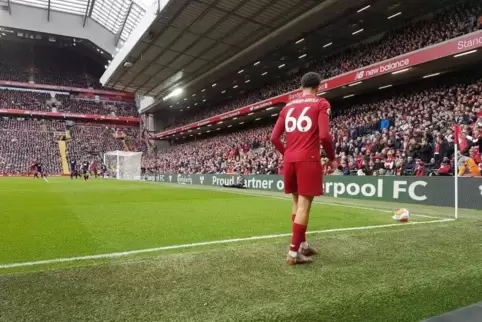 Trent Alexander-Arnold, nur drei Armlängen von unserem Sitzplatz entfernt, beim Eckball für die „Reds“ am 7. März beim Spiel geg