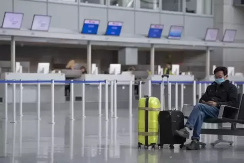 Leere Abflughalle in Frankfurt: Das Einreiseverbot für Europäer in die USA trifft außer Fluggesellschaften auch Reisebüros. 