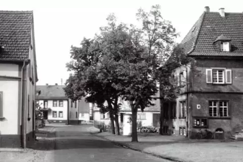Das Rathaus auf der rechten Straßenseite – hier ein Foto aus dem Jahr 1950 – war wohl das Ziel der Bomben. Getroffen wurde aber 