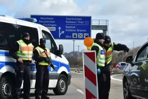 Die Bundespolizei kontrolliert am Saarbrücker Grenzübergang „Goldene Bremm“ die Ankömmlinge aus Frankreich.