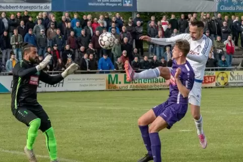 Kadir Seker als Herxheimer Spieler (in Weiß) bei einem Spiel gegen den SV Rülzheim, für den er in diesem Jahr aufläuft. 