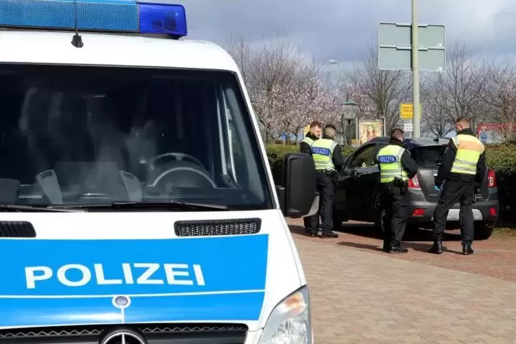 Die Bundespolizei kontrolliert den Wagen eines Els&auml;ssers auf dem Parkplatz des Schweigener Hofs.Foto: Iversen
