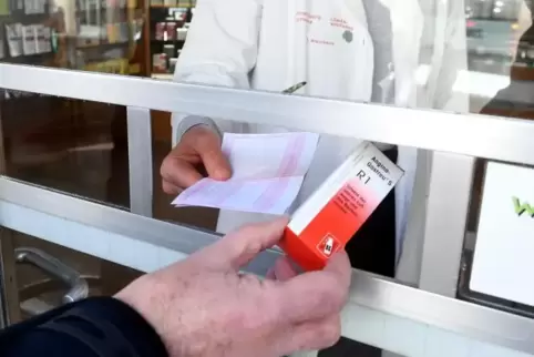 An der Löwenapotheke in Kirchheimbolanden werden die Kunden derzeit über die Notdienstklappe bedient. Zum Schutz der Mitarbeiter An der Löwenapotheke in Kirchheimbolanden werden die Kunden derzeit über die Notdienstklappe bedient. Zum Schutz der Mitarbeiter