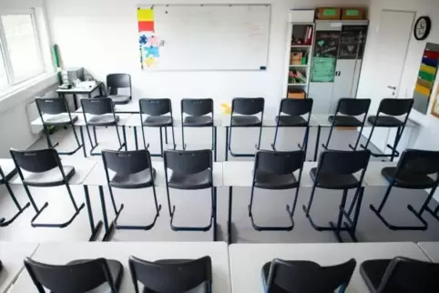 Kein Lehrer, keine Schüler, die Stühle auf den Tischen. Auch die Frankenthaler Schulen bleiben ab Montag verwaist.
