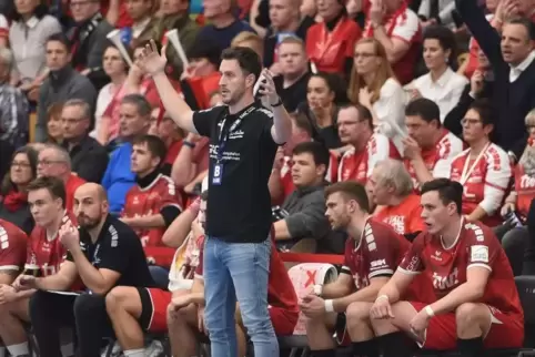 Die aktuelle Situation bereitet Eulen-Trainer Ben Matschke (stehend) erhebliche Sorgen.