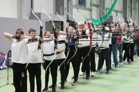 Viel los: Die Waldseer Bogenschützen in der Rheinauenhalle II. 