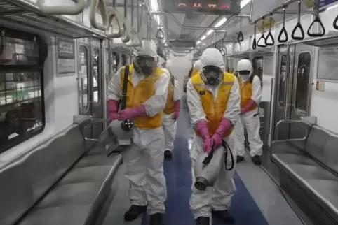 In Seoul wird ein Waggon einer U-Bahn desinfiziert.