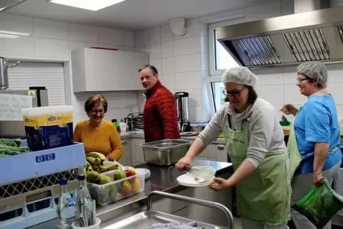 Einen zufriedenen Blick werfen Kita-Leiterin Maria Kauerz und Bürgermeister Timo Bäuerle in die neue Kita-Küche, wo Michelle Bac