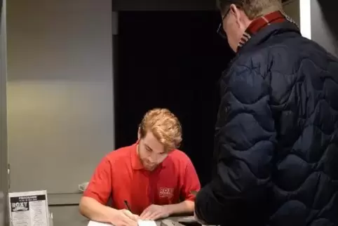 Roxy-Mitarbeiter Elias Steinmetz schreibt Name und Adresse des Kinobesuchers auf.