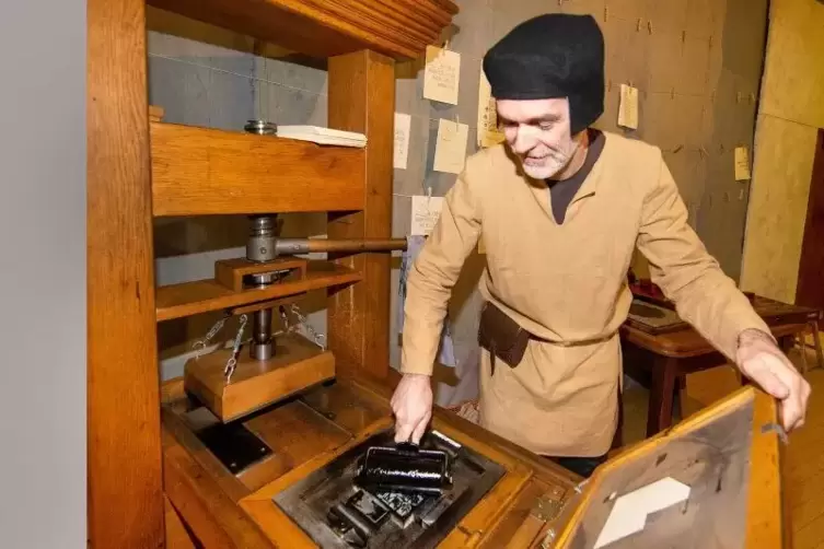 Thomas Bauer beim Drucken an einer Kopie der Gutenberg-Presse.