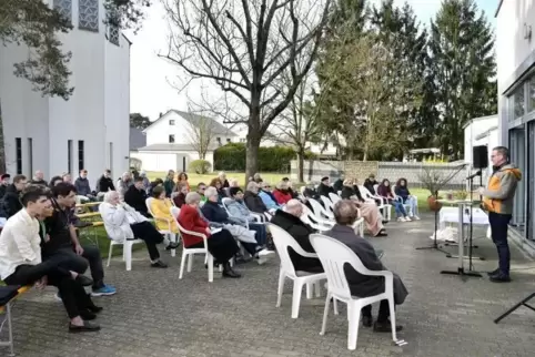 Wegen des Coronavirus: Gemeindediakon Werner Bücklein (rechts) begrüßt die Gottesdienstbesucher vor der Kirche. 