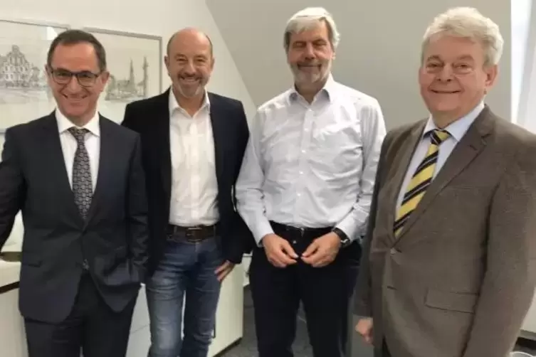 Chefs der Baugenossen: von links die Aufsichtsräte Rudolf Müller und Walter Feiniler sowie die Vorstande Michael Schurich und Ro