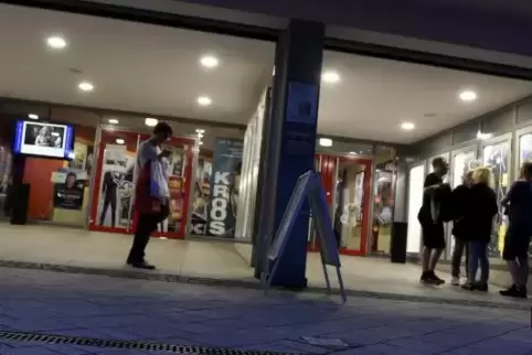 Kinofreunde müssen sich in den kommenden Wochen darauf einstellen, Filme nicht auf großer Leinwand genießen zu können. 