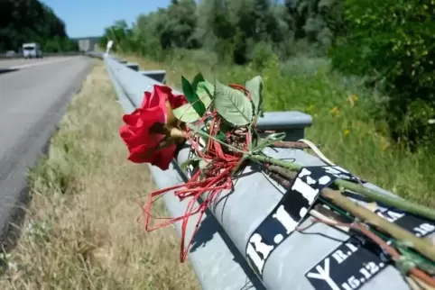 „R.I.F – Ruhe in Frieden“: Nahe der Unfallstelle wurden zum 1. Jahrestag Rosen mit schwarzen Aufklebern an der Leitplanke befest