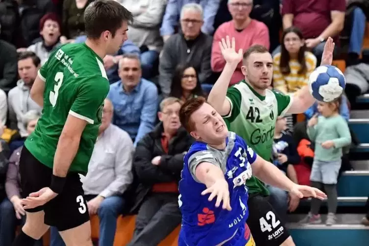 Nils Röller (Mitte, hier gegen die Hochdorfer Jonas Kupijai, links, und Marvin Gerdon) will in der Zweiten Liga spielen. Deshalb