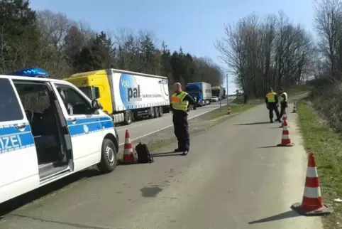 Auf der L 700 hinter Hornbach kontrollierte die Bundespolizei am Montag.