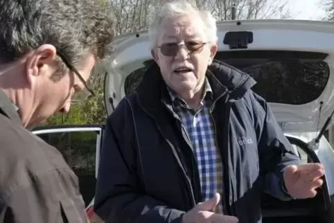 Hans-Jürgen Janke im Gespräch mit RHEINPFALZ-Mitarbeiter Volker Endres (links).