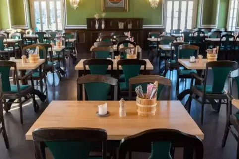 Leere Tische: Wie in diesem Restaurant in Dresden bleiben auch im Speyerer Umland in vielen Gaststätten die Gäste aus.