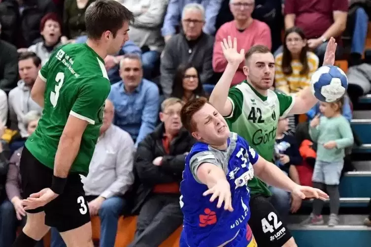 Nils Röller (Mitte, hier gegen die Hochdorfer Jonas Kupijai, links, und Marvin Gerdon) will in der Zweiten Liga spielen. Deshalb