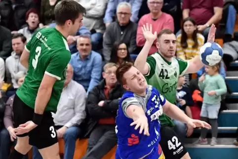 Nils Röller (Mitte, hier gegen die Hochdorfer Jonas Kupijai, links, und Marvin Gerdon) will in der Zweiten Liga spielen. Deshalb