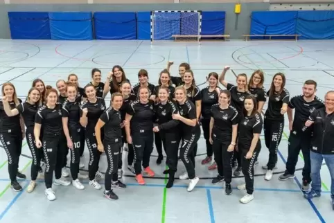 Zwei Mannschaften und in ihren Ligen immer die Besten: die Spielerinnen der HSG Landau/Land (von links, hinten) Isabel Kunoth, L