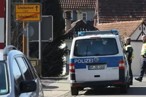 Eine Brücke trennt die Orte Scheibenhardt und Scheibenhard. 