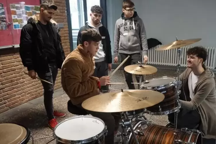 Im Takt: Sch&uuml;ler lernen Schlagzeugspielen. 