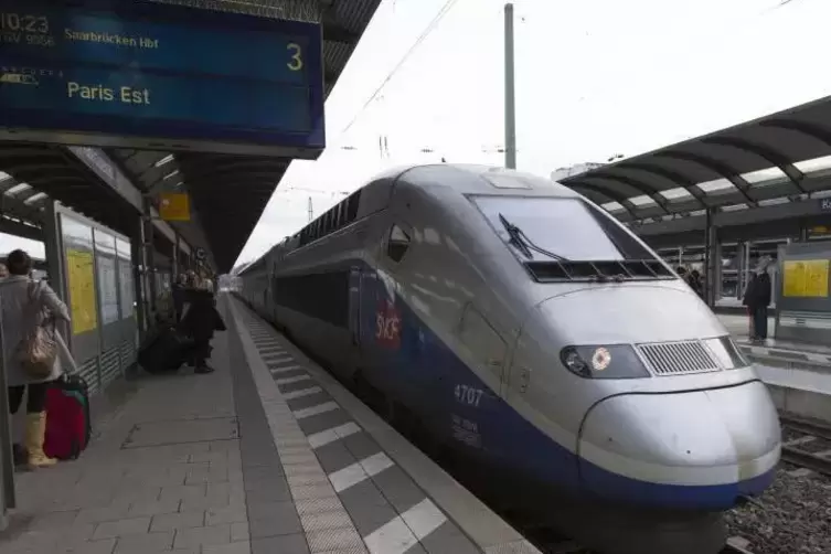Einen TGV von Kaiserslautern nach Paris gibt es derzeit gar nicht. Zweimal pro Tag fährt ein ICE, teilweise in regulären TGV-Fah