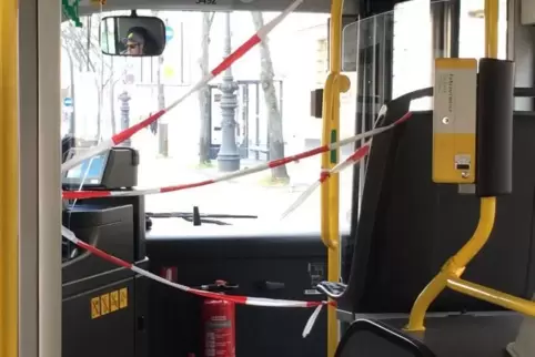 Virenschutz auf Berlinerisch: Mit Flatterband wird den Fahrgästen im Bus der Zugang zum Fahrer versperrt, damit sich dieser nich