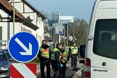 Corona-Kontrolle: Bundespolizisten am Grenzübergang Lauterburg-Neulauterburg. 