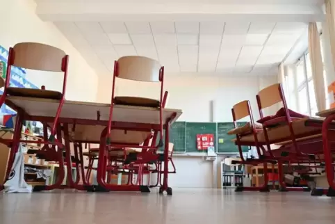 Leere Klassenzimmer: Wegen des Coronavirus findet in Rheinland-Pfalz bis nach den Osterferien kein Unterricht statt. Lehrer, Sch