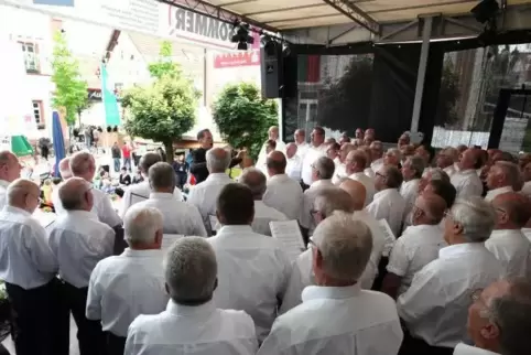 Beim Brunnenfest treten zum Beispiel mehrere Chöre zusammen auf. 
