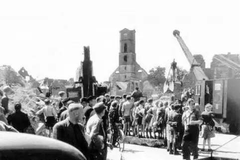 Der Angriff vom 18. März richtet vor allem an der Burgkirche großen Schaden an. 