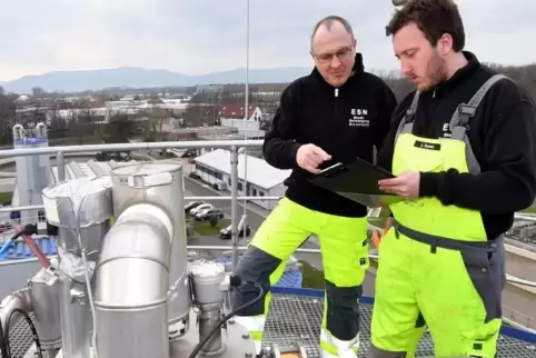 Gutes Team: Dieter Müller (links) und Jonas Damm kontrollieren die Maschinentechnik auf dem Faulturm.