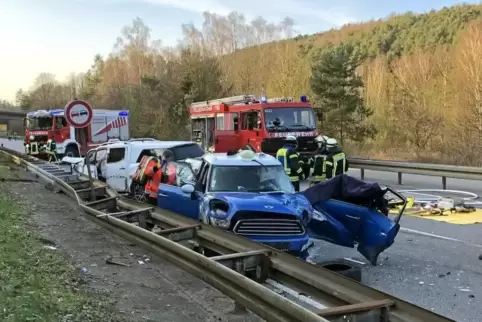 Die Zubringerstraße, hier von der Autobahn 8 her in Richtung Wellesweiler/Bexbach gesehen. Die Zubringerstraße, hier von der Autobahn 8 her in Richtung Wellesweiler/Bexbach gesehen.