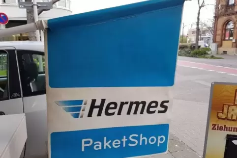 Paketshop-Fahne an einem Ludwigshafener Kiosk.