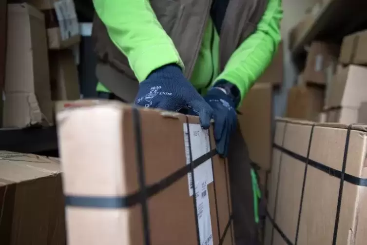 Corona-Folgen: Manche Paketboten arbeiten grunds&auml;tzlich mit Handschuhen.